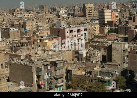 Kairo, Ägypten, November 26. 2022 überfüllter Blick aus der Luft auf Kairo, die dicht besiedelte Hauptstadt Ägyptens. Stockfoto