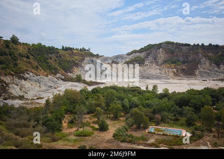 Blick auf den Vulkankrater Solfatara in der Nähe von Neapel in Italien. Stockfoto