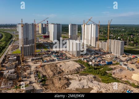 Bau von Kran und Gebäuden im Bau Stockfoto