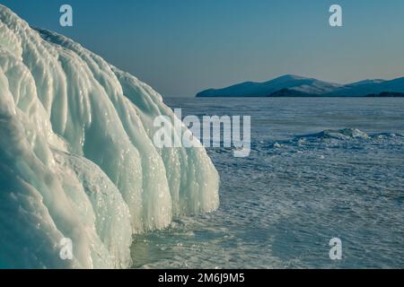 Eis und Eiszapfen auf Felsen am Baikalsee Stockfoto