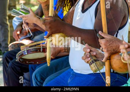 Brasilianisches Musikinstrument namens Berimbau und andere Percursionsinstrumente Stockfoto