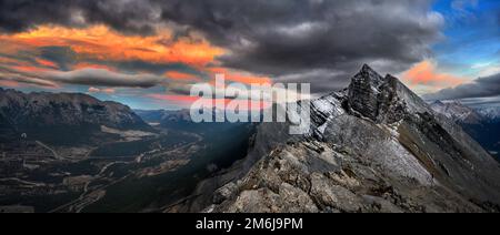 Sonnenuntergang am Ha Ling Peak Stockfoto