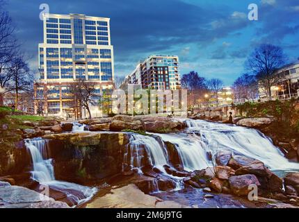 Reedy River in Falls Park, im Zentrum von Greenville, South Carolina Stockfoto