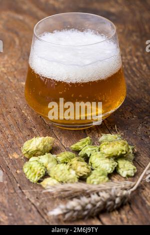 Indian Pale Ale mit Hopfen auf Holz Stockfoto