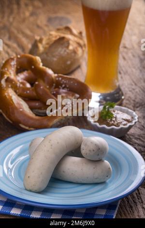 Bayerische Weißwurst mit Brezel auf Holz Stockfoto