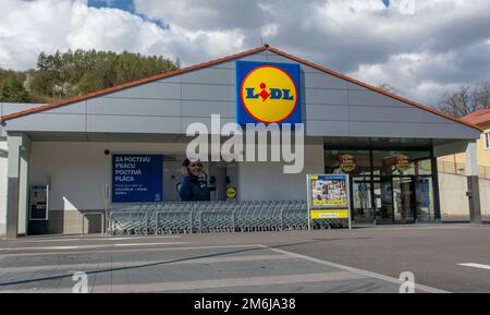 Nova Bana, Slowakei - 18. März 2022 : Lidl Shop Schild. Markenlogo. Lidl ist eine internationale Discount-Einzelhandelskette in Deutschland Stockfoto