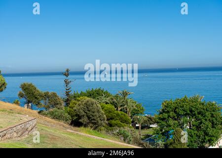 FUENGIROLLA, SPANIEN - 17. SEPTEMBER 2022: Panoramablick vom Schloss Sohail in Fuengirola, Spanien am 17. September 2022 Stockfoto