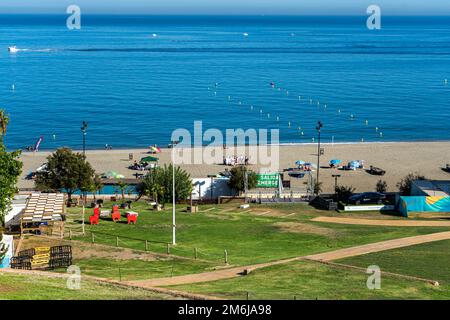 FUENGIROLLA, SPANIEN - 17. SEPTEMBER 2022: Panoramablick vom Schloss Sohail in Fuengirola, Spanien am 17. September 2022 Stockfoto