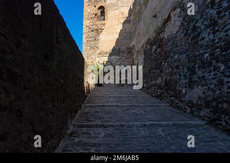 FUENGIROLLA, SPANIEN - 17. SEPTEMBER 2022: Mauern der Burg Sohail in Fuengirola, Spanien am 17. September 2022 Stockfoto