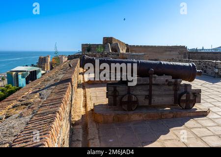 FUENGIROLLA, SPANIEN - 17. SEPTEMBER 2022: Mauern der Burg Sohail in Fuengirola, Spanien am 17. September 2022 Stockfoto