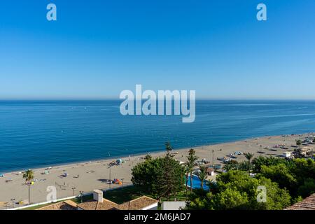 FUENGIROLLA, SPANIEN - 17. SEPTEMBER 2022: Panoramablick vom Schloss Sohail in Fuengirola, Spanien am 17. September 2022 Stockfoto