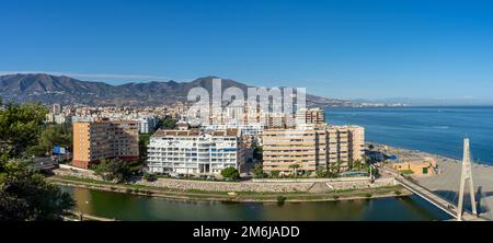 FUENGIROLLA, SPANIEN - 17. SEPTEMBER 2022: Panoramablick vom Schloss Sohail in Fuengirola, Spanien am 17. September 2022 Stockfoto