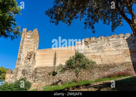 FUENGIROLLA, SPANIEN - 17. SEPTEMBER 2022: Mauern der Burg Sohail in Fuengirola, Spanien am 17. September 2022 Stockfoto