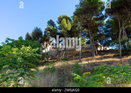 FUENGIROLLA, SPANIEN - 17. SEPTEMBER 2022: Mauern der Burg Sohail in Fuengirola, Spanien am 17. September 2022 Stockfoto