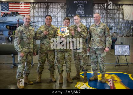 USA Air Force Airmen mit der 14. Aircraft Maintenance Unit (AMU) feiern mit ihrer Führung, nachdem sie am 28. April 2022 auf dem Misawa Air Base, Japan, den Turnier für die Besatzung im ersten Quartal gewonnen haben. Die AMUs 13. und 14. nehmen an diesem Wettbewerb Teil, um die Einsatzbereitschaft und den ordnungsgemäßen Umgang mit Munition zu gewährleisten, während sie gegen die Uhr und die Gegner antreten. Die 14. AMU-Besatzung für Waffenladungen Airmen gewann die Trophäe, nachdem sie nach Leistung, Zeit und technischen Fähigkeiten für Waffenladungen bewertet wurde. Stockfoto