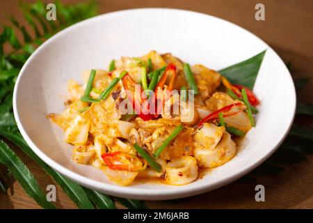 Gebratenen Tintenfisch mit gesalzenem Eigelb rühren, Thailand Food Style. Stockfoto