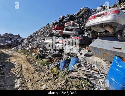 Haufen von verschiedenen Altautos und anderen Metallen auf einem Schrottplatz bereit Recycling-Industrie. Stockfoto