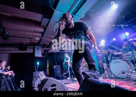 Bergen, Norwegen. 22., 2022. Oktober. Die amerikanische Metallband Irist spielt ein Live-Konzert im Kulturhuset in Bergen. Hier wird der Sänger Rodrigo Carvalho live auf der Bühne gesehen. (Foto: Gonzales Photo - Jarle H. Moe). Stockfoto