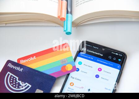 Debitkarte für Smartphone revolut. Handy-App Kryptowährung Handel Online-Banking Stockfoto