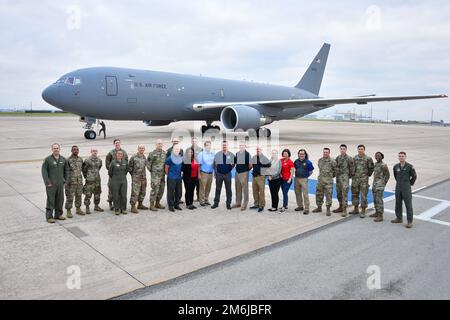 Air Force Reserve Bürgermeister und 301. Mitglieder des Kampfflügels posieren für ein Foto am Naval Air Station Joint Reserve Base Fort Worth, 27. April 2022. Das Air Force Reserve Command gab den Gemeindeführern mit seiner Beratungsgruppe für Bürgermeister einen genauen und persönlichen Einblick in die Aktivitäten, die es bei einer zweitägigen Tour mit mehreren Stützpunkten zur Verteidigung der Nation unternimmt. Stockfoto