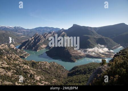 Luftaufnahme eines malerischen Llosa del Cavall Reservoirs in Katalonien, Spanien Stockfoto