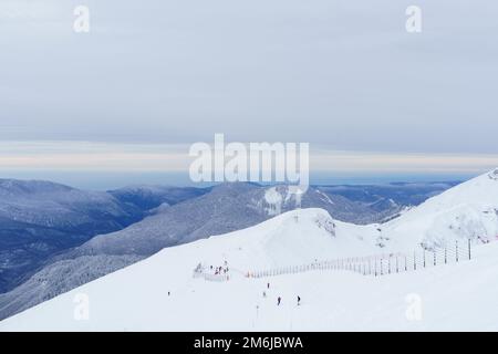 Winterberglandschaft: Das Rosa Khutor Alpine Resort in der Nähe von Krasnaya Polyana Panorama Hintergrund. Stockfoto