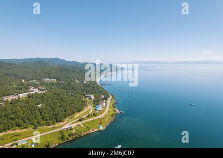 Lake Baikal ist ein wunderbares blaues Juwel, umgeben von malerischen Bergen und Wäldern. Atemberaubender Blick aus der Vogelperspektive auf den Lake Baikal. Luftaufnahme Stockfoto