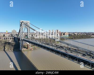 Die George Washington Bridge in Fort Lee, New Jersey, New York aus der Vogelperspektive. USA Stockfoto