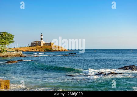 Blick auf den berühmten Leuchtturm von Barra in Salvador Stockfoto