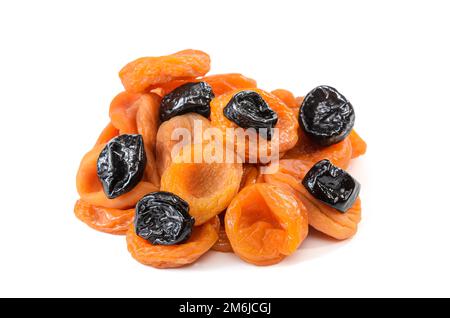 Getrocknete Aprikosen und andere getrocknete Früchte in einem Bündel auf weißem Hintergrund mit weichem Schatten Stockfoto