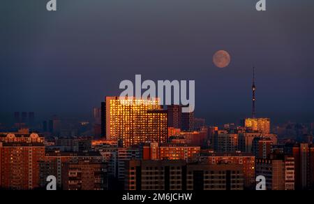 Skyline der Stadt Moskau am frühen Morgen mit Mond Stockfoto