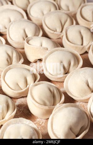Frische, handgemachte Knödel, bereit zum Kochen an Bord Stockfoto