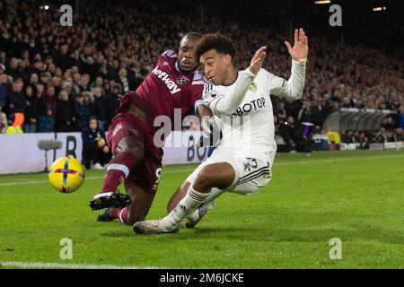 Leeds, Großbritannien. 04. Januar 2023. Tyler Adams aus Leeds blockiert Antonio aus West Ham *** während des Premier League-Spiels zwischen Leeds United und West Ham United in der Elland Road, Leeds, England am 4. Januar 2023. Foto von Simon Hall. Nur redaktionelle Verwendung, Lizenz für kommerzielle Verwendung erforderlich. Keine Verwendung bei Wetten, Spielen oder Veröffentlichungen von Clubs/Ligen/Spielern. Kredit: UK Sports Pics Ltd/Alamy Live News Stockfoto