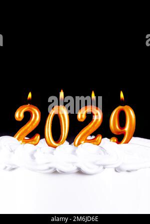 Goldene Kerzen schreiben Zahlen Flamme Frohes neues Jahr 2029 Stockfoto