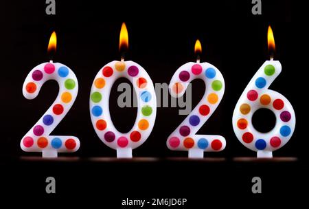 Farbige Kerzen schreiben Zahlen Flamme Frohes neues Jahr 2026 Stockfoto