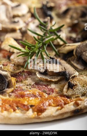 Nahaufnahme von Pilzpizzen mit Rosmarin Stockfoto