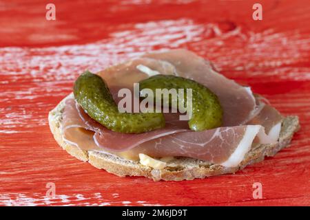 Schinken-Sandwich auf rotem Hintergrund Stockfoto