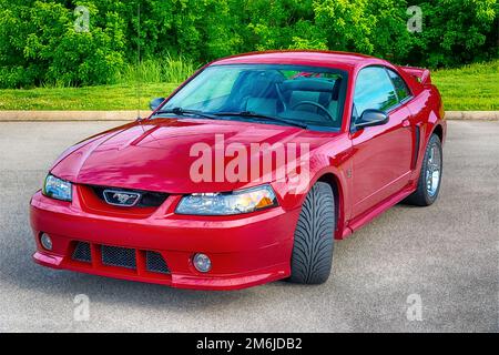 Maryville, Tennessee, USA - 16. Mai 2016: Schöner und kraftvoller 2002-cm-Mustang in Rot mit hellen Bleistiften. Nur redaktionelle Verwendung. Stockfoto