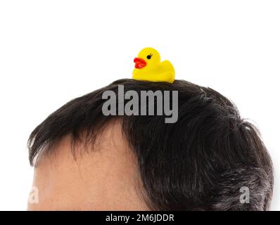 Gelbe aufblasbare Ente auf dem Kopf Symbol der thailändischen Proteste Stockfoto