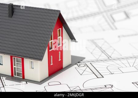 Das Modellhaus steht auf einem Bauplan Stockfoto