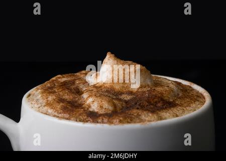 Schaumiger Cappuccino oder Latte-Kaffee in großer weißer Tasse Stockfoto
