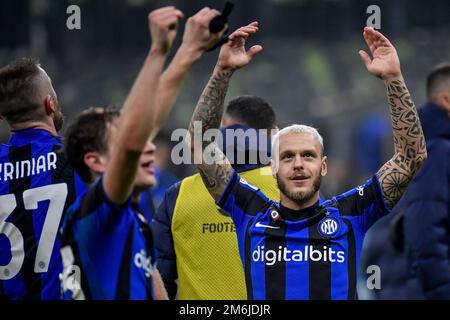 Mailand, Italien. 04. Januar 2023. Federico Dimarco vom FC Internazionale feiert am Ende des Fußballspiels der Serie A zwischen dem FC Internazionale und SSC Napoli im Stadion San Siro in Mailand (Italien) am 4. Januar 2023. Foto Andrea Staccioli/Insidefoto Credit: Insidefoto di andrea staccioli/Alamy Live News Stockfoto