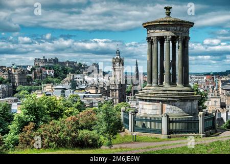 Blick auf die Innenstadt von Edinburgh, Schottland und das Dugald Stewart Monument. Stockfoto