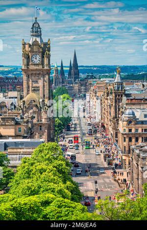 Blick auf die Princes Street im Zentrum von Edinburgh, Schottland Stockfoto