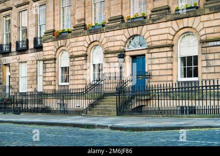 Typische Stadthäuser und Eingangstür in der Neustadt von Edinburgh, Schottland Stockfoto