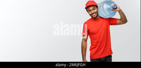 Lieferung Konzept - Schöne Afrikanische amerikanische Lieferung Mann mit Wassertank. Auf Grau studio Hintergrund isoliert. Kopieren Sie Platz. Stockfoto
