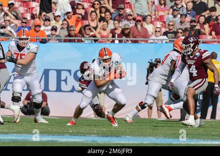 Tampa FL, USA; Illinois Fighting Illini Tight End Tip Reiman (89) feiert einen Empfang und spielt beim ReliaQuest Bowl-Spiel aga mit dem Ball Stockfoto