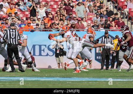 Tampa FL USA; Illinois Fighting Illini Tight End Tip Reiman (89) feiert beim ReliaQuest Bowl-Spiel gegen den Mississippi State Bull einen Empfang Stockfoto