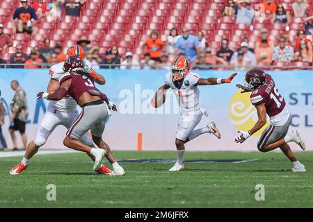 Tampa FL USA; Illinois Fighting Illini Wide Receiver Isaiah Williams (1) läuft mit dem Ball zusammen mit dem Mississippi State Bulldogs Safety Collin Duncan (19) Stockfoto