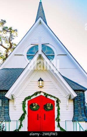 St. John's Episcopal Church ist am 28. Dezember 2022 in Ocean Springs, Mississippi, abgebildet. Die Kirche wurde 1892 erbaut. Stockfoto